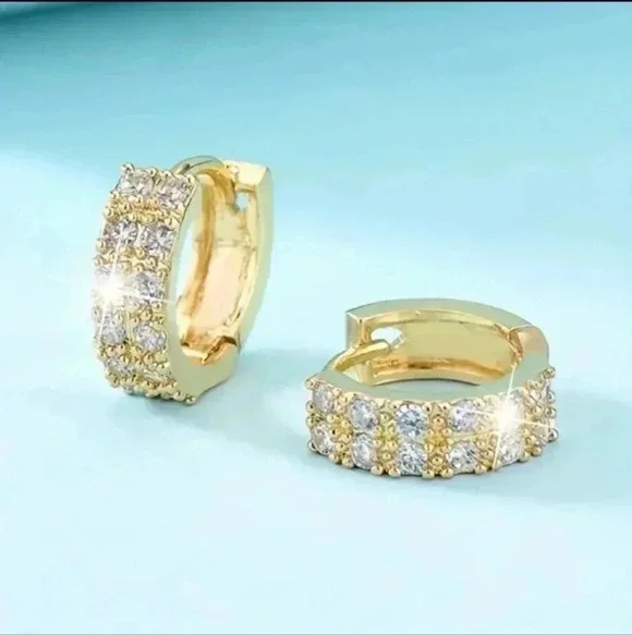 Exquisite Cubic Zirconia Hoop Huggie Earrings 14K Gold Plated Glitter. NWT - Picture 3 of 7